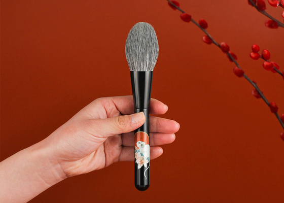 فرشاة كريم أساس فضية لامعة على شكل قلب مصنوعة يدويًا من Vonira Beauty، مستدامة لتطبيق مكياج فاخر