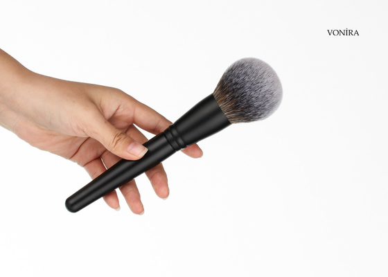 فرشاة بودرة مستديرة فضفاضة من Vonira Professional Complexion مع مقبض خشبي غير لامع نحاسي