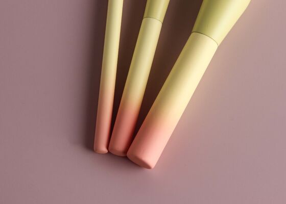 فرشاة تحديد دقيقة فاخرة من Vonira Beauty مع مقابض خشبية متدرجة الألوان