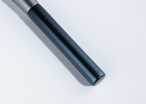 فرشاة بودرة كابوكي مربعة الشكل مصنوعة يدويًا بمقبض ألومنيوم لمكياج مثالي